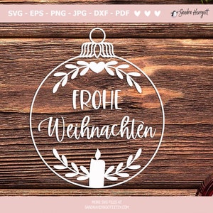 Op de afbeelding: Wit kerstornamentontwerp met de woorden "FROHE Weihnachten" en decoratieve elementen. Het ornament is een uitgesneden ontwerp met een hart, bladeren en een kaars. De afbeelding bevat ook de tekst "SVG - EPS - PNG - JPG - DXF - PDF".