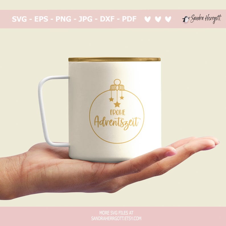Op de afbeelding: Een witte mok met een gouden rand en handvat, met een gouden kerstornamentontwerp met de woorden "FROHE Adventszeit". De mok wordt in een hand gehouden. De afbeelding bevat ook de tekst "SVG - EPS - PNG - JPG - DXF - PDF" en de Etsy shopnaam.