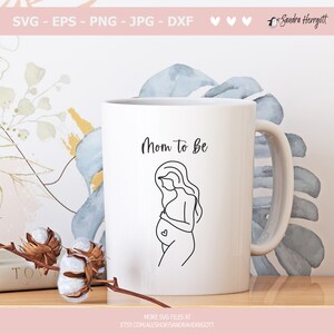 Pu&ograve; includere: Una tazza in ceramica bianca con un contorno nero di una donna incinta e il testo "Mom to be".