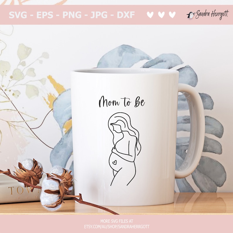 Pu&ograve; includere: Una tazza in ceramica bianca con un contorno nero di una donna incinta e il testo "Mom to be".