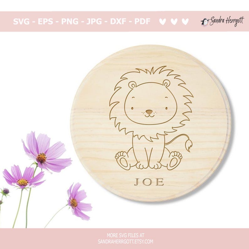 Pu&ograve; includere: Una targa rotonda in legno con un'illustrazione incisa a laser di un leone dei cartoni animati con il nome "JOE" sotto.