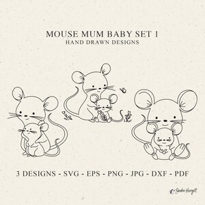 Peut inclure: Illustration de trois motifs de souris mère et bébé dessinés à la main. Le texte "MOUSE MUM BABY SET 1" et "HAND DRAWN DESIGNS" sont en haut. Le texte en bas indique "3 DESIGNS - SVG - EPS - PNG - JPG - DXF - PDF".