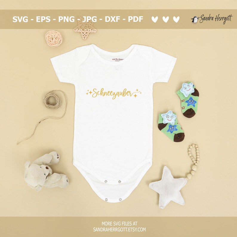 May include: A white baby onesie with the gold text "Schneezauber". The image includes star-themed baby socks, a star-shaped toy, and a stuffed bear. The image also includes the text "SVG - EPS - PNG - JPG - DXF - PDF" and "MORE SVG FILES AT SANDRAHERRGOTT.ETSY.COM".