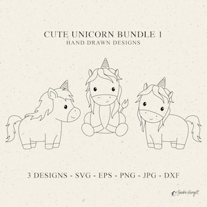 Può includere: Illustrazione digitale di tre simpatici disegni di unicorni. Gli unicorni sono disegnati in uno stile semplice a contorno nero con un corno, una criniera e una coda. Il testo in alto recita "CUTE UNICORN BUNDLE 1" e "HAND DRAWN DESIGNS". Il testo in basso dice "3 DESIGNS - SVG - EPS - PNG - JPG - DXF".