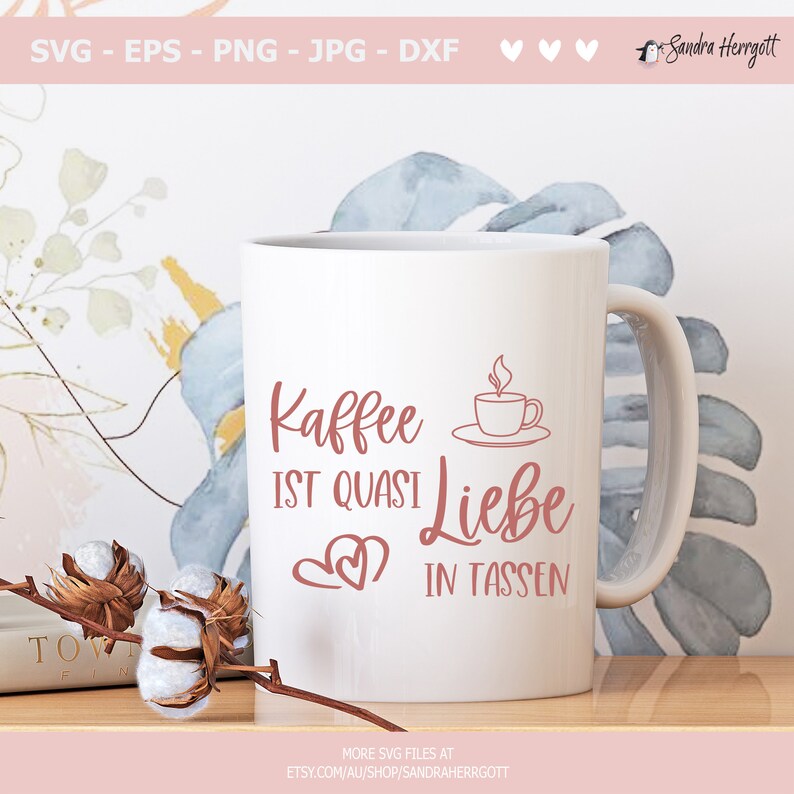 Pu&ograve; includere: Tazza in ceramica bianca con un design rosa che dice "Kaffee ist quasi Liebe in Tassen", che si traduce in "Il caff&egrave; &egrave; quasi amore in tazze".