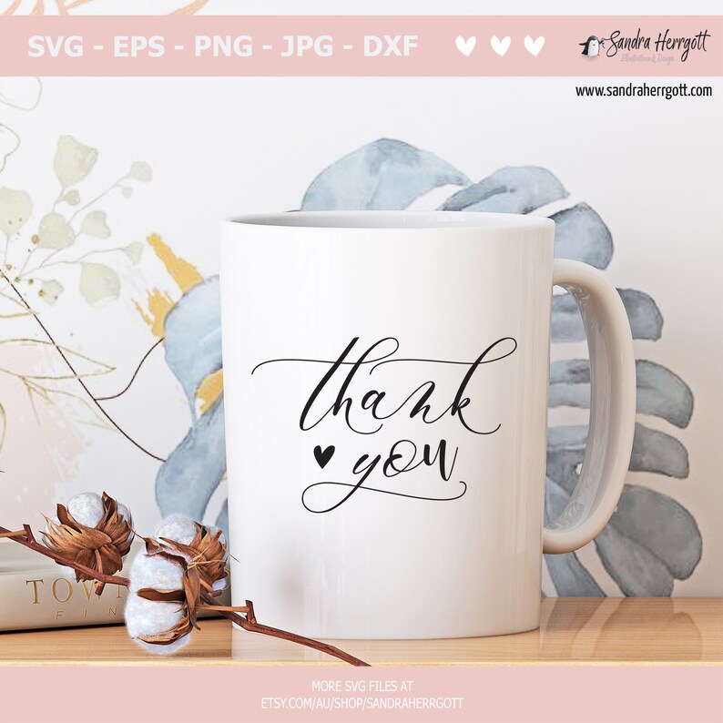 Puede incluir: Taza de cer&aacute;mica blanca con una inscripci&oacute;n en cursiva negra que dice "thank you" con un peque&ntilde;o s&iacute;mbolo de coraz&oacute;n antes de la palabra "you".