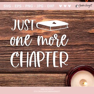以下が含まれることがあります： 木製の背景に白い文字で「JUST one more CHAPTER」と書かれており、その「JUST」の上にハートが乗ったスタイリッシュな本が描かれています。