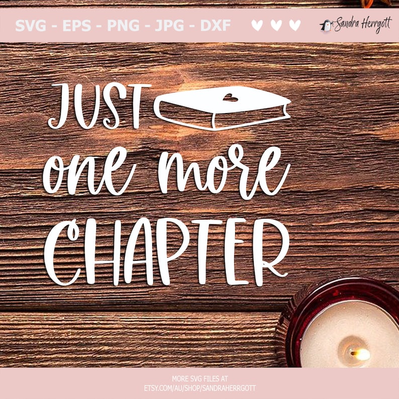 以下が含まれることがあります： 木製の背景に白い文字で「JUST one more CHAPTER」と書かれており、その「JUST」の上にハートが乗ったスタイリッシュな本が描かれています。