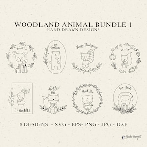 Könnte beinhalten: Eine digitale Sammlung mit dem Titel WOODLAND ANIMAL BUNDLE 1 HAND DRAWN DESIGNS mit acht schwarzen Strichzeichnungen von Tieren, darunter ein Reh, Bär, Waschbär, Eichhörnchen, Hase, Fuchs, Eule und Igel, ergänzt durch saisonalen Text und Blätter.