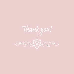 Może przedstawiać: R&oacute;żowe tło z białym tekstem, kt&oacute;ry m&oacute;wi "Dziękuję!" i białym sercem z dwoma małymi sercami nad nim. Serce jest otoczone białymi liśćmi i winoroślą.