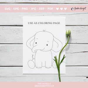 Pu&ograve; includere: Un disegno in bianco e nero di un cucciolo di elefante seduto sul sedere con la proboscide arrotolata. L'elefante &egrave; circondato da tre oggetti rotondi, forse uova o palle. L'immagine &egrave; etichettata "USE AS COLORING PAGE".