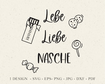 Puede incluir: Diseño en blanco y negro de arte de línea con el texto "Lebe Liebe Nasche" que se traduce como "Vive Ama Bocadillo" en inglés. El diseño incluye una barra de chocolate, dos galletas, una piruleta y un caramelo envuelto.