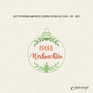 Op de afbeelding: Een groen en rood kerstornamentontwerp met de woorden "FROHE Weihnachten" erin. Het ornament is versierd met groene bladeren en een kaars. De tekst "EASY TO RECOLOR AND RESIZE LAYERED VECTOR FILES (SVG - EPS - DXF)" staat bovenaan.