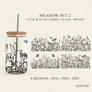 Puede incluir: Un vaso Libbey transparente con tapa de madera y pajita de acero inoxidable. El vaso presenta un diseño floral en blanco y negro. La imagen también muestra cuatro diseños florales y el texto "MEADOW SET 2 16 OZ & 20 OZ LIBBEY GLASS WRAPS".