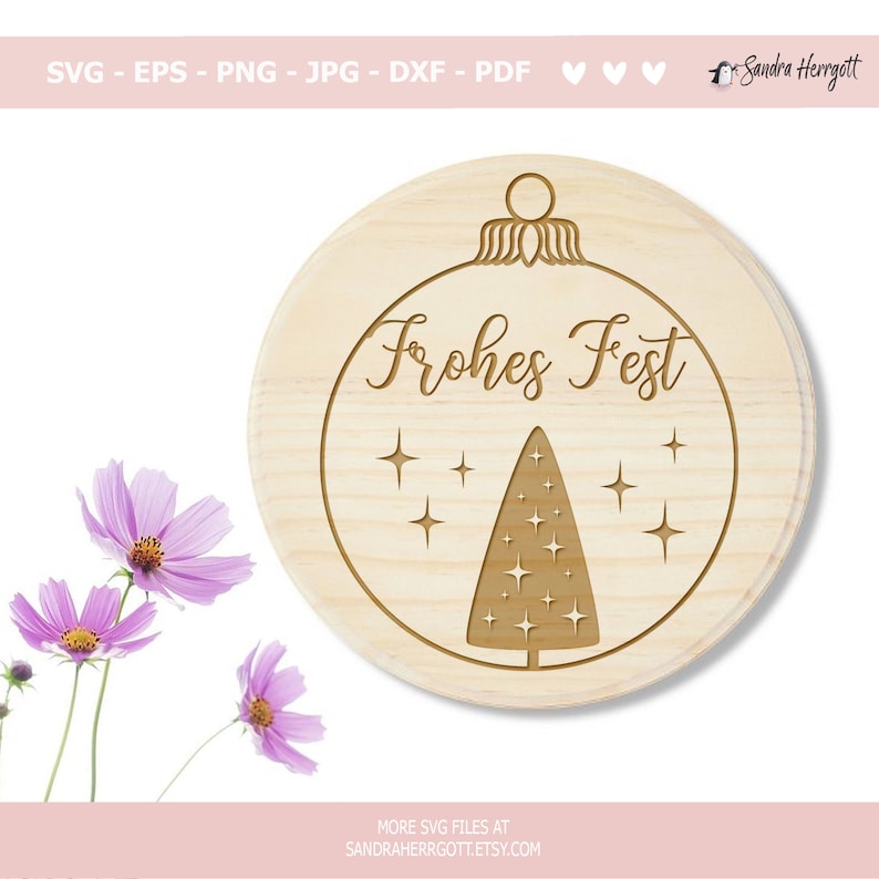 Op de afbeelding: Een rond houten kerstornament met de Duitse uitdrukking "Frohes Fest" gegraveerd in een decoratieve omtrek. Het ornament heeft een kerstboom en sterren. De afbeelding bevat ook de tekst "SVG - EPS - PNG - JPG - DXF - PDF".