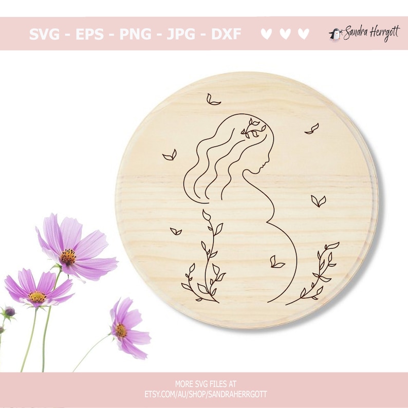 Pu&ograve; includere: Un disegno a linea di una donna incinta con una corona di fiori e foglie intorno a lei. Il disegno &egrave; su una placca rotonda di legno.