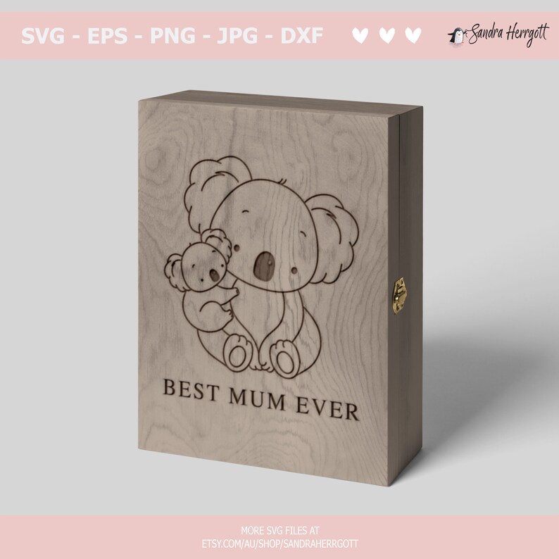 K&ouml;nnte beinhalten: Eine hellbraune Holzkiste mit einem lasergravierten Design von zwei Koalas. Der gr&ouml;&szlig;ere Koala h&auml;lt einen kleineren. Der Text "BEST MUM EVER" steht darunter. Ein goldfarbener Verschluss befindet sich an der Seite.
