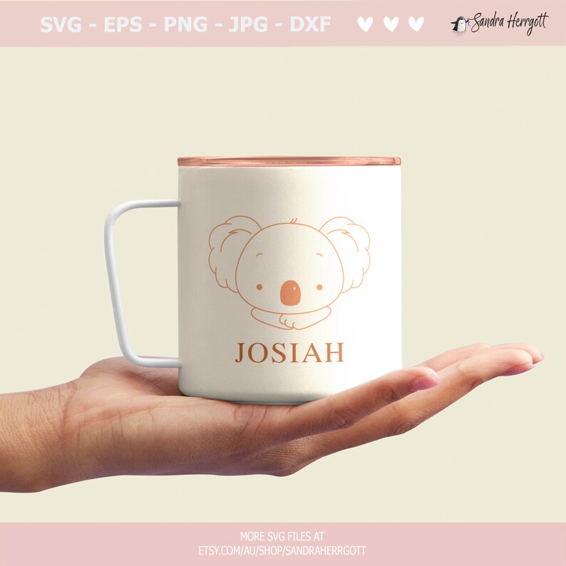 K&ouml;nnte beinhalten: Eine wei&szlig;e Tasse mit kupferfarbenem Rand und wei&szlig;em Henkel. Die Tasse zeigt eine Cartoon-Koala-Illustration und den Namen "JOSIAH" in einer passenden Farbe. Das Bild enth&auml;lt auch Text zu SVG-Dateien und dem Etsy-Shop.