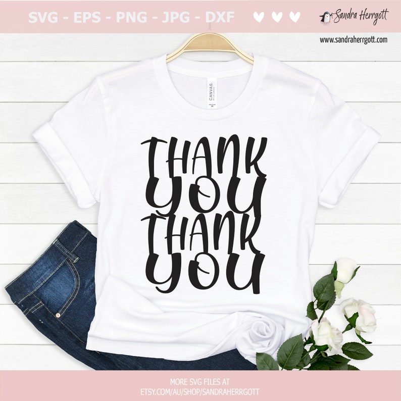 Puede incluir: Camiseta blanca con texto negro que dice "THANK YOU THANK YOU".