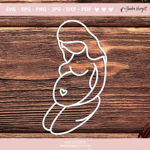 Pu&ograve; includere: Illustrazione di linea di una donna incinta seduta con le mani sulla pancia. La donna &egrave; delineata in bianco su uno sfondo di legno marrone.