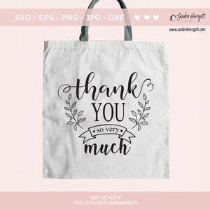 Puede incluir: Una bolsa de tela blanca con texto negro que dice "thank you so very much" con un dise&ntilde;o floral decorativo.