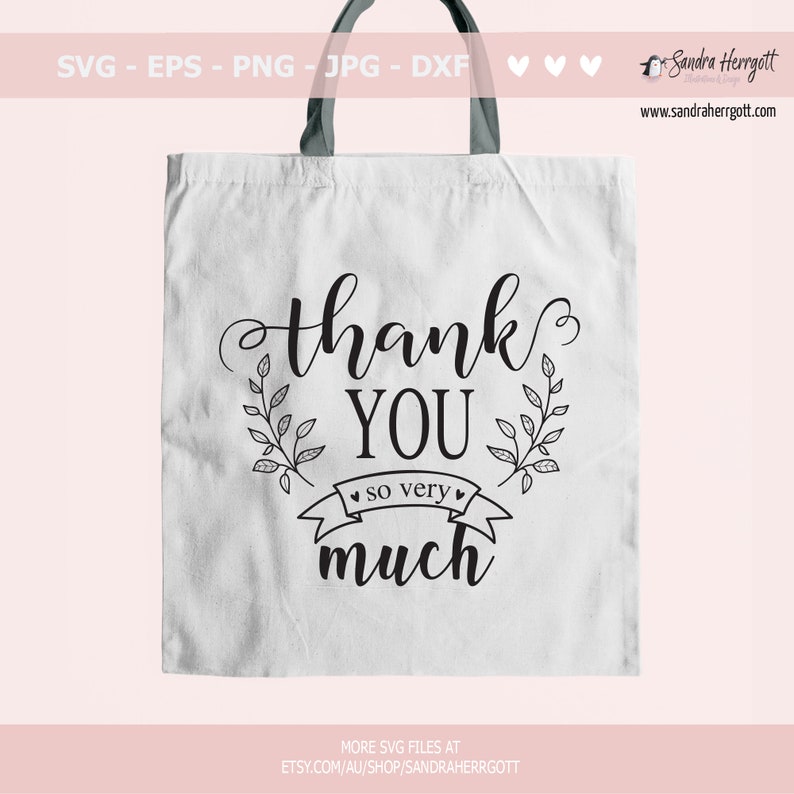 Puede incluir: Una bolsa de tela blanca con texto negro que dice "thank you so very much" con un dise&ntilde;o floral decorativo.