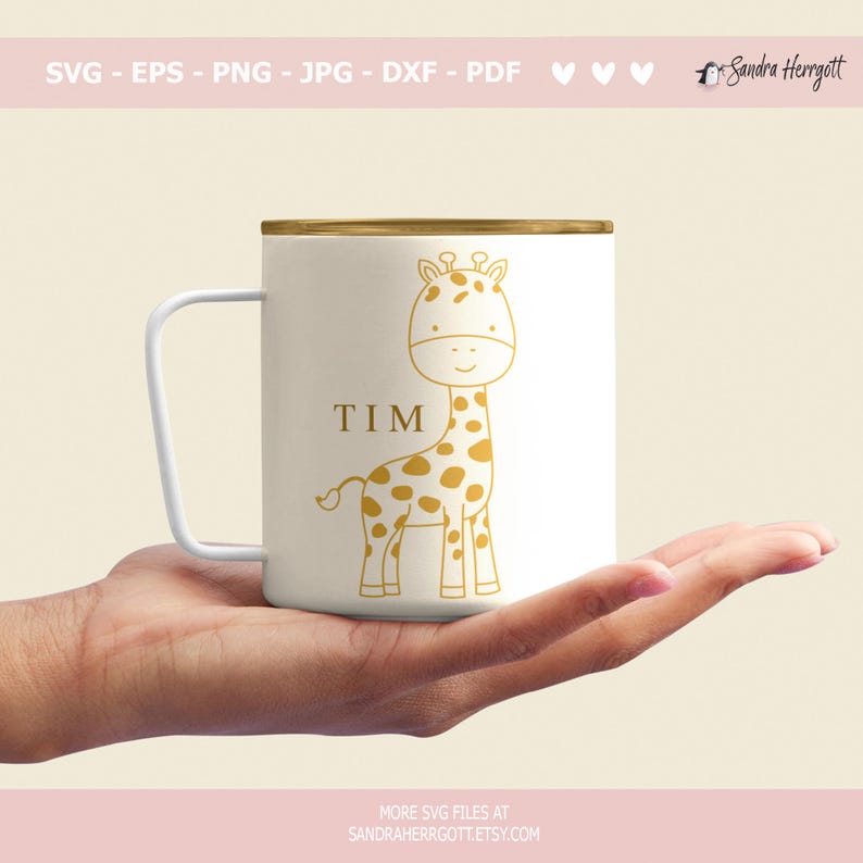 Pu&ograve; includere: Una tazza bianca con un'illustrazione di giraffa dorata e il nome "TIM" stampato su di essa.