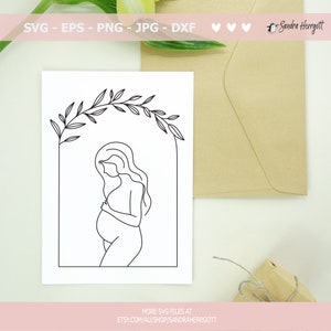 Pu&ograve; includere: Illustrazione di linea d'arte di una donna incinta in piedi sotto un arco di foglie. La donna &egrave; rivolta a sinistra e ha i capelli lunghi. L'arco &egrave; fatto di foglie e rami.