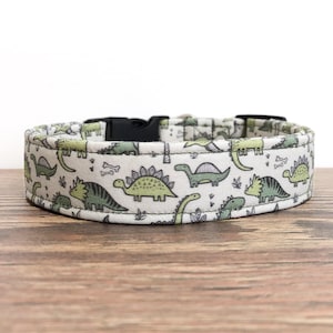 Collar para perros con diseño de dinosaurio, ajustable, color verde.