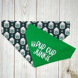Bandana dla psa Pup Cup, Bandana dla psa Puppacino, Bandana dla psa Starbucks, Dwustronna bandana dla psa, Zabawna bandana dla psa, Pup Cup Junkie, Słodka bandana
