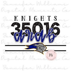 Puede incluir: Un diseño gráfico en blanco y negro con el texto "KNIGHTS 35016" en una fuente desgastada. El texto está rodeado por un casco de caballero azul y dorado con un ala azul y dorada. El diseño está sobre un fondo blanco.