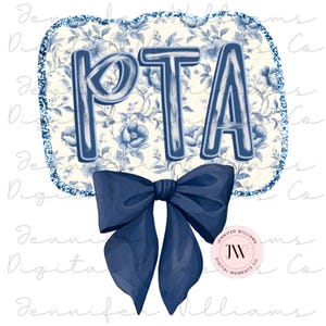 Op de afbeelding: Een wit en blauw bloemenpatroon met de letters PTA in blauw. Een blauwe strik bevindt zich onderaan het patroon.