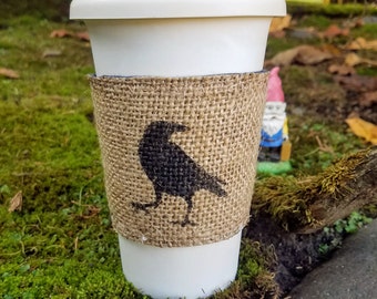 カラス - コーヒースリーブ - アップサイクルされた黄麻布のコーヒーバッグ - コーヒーコージー - コーヒー愛好家へのギフト - フェルト裏地のコーヒースリーブ