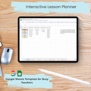 Może przedstawiać: Tablet cyfrowy wyświetlający arkusz kalkulacyjny planu lekcji z tekstem "Interactive Lesson Planner" u góry. Biały rysik i mysz komputerowa znajdują się na drewnianej powierzchni. Tekst "Google Sheets Template for Busy Teachers" znajduje się na dole.