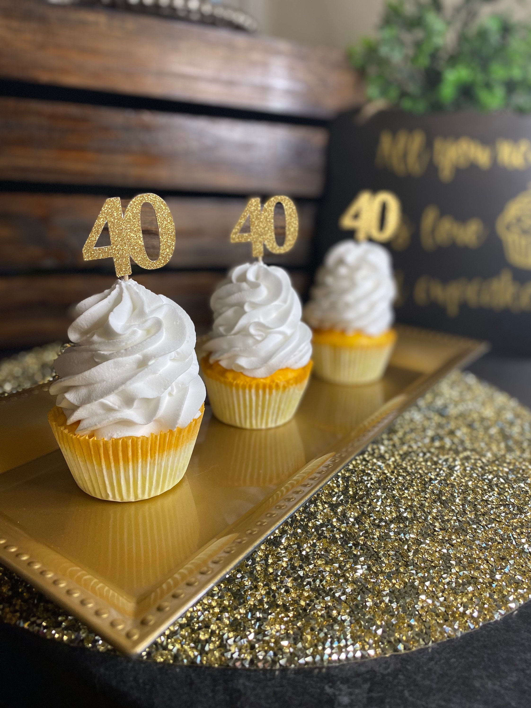 Décorations Cupcakes Anniversaire Doré - 1 Topper "Happy Birthday" + 12 étoiles - Piques Et Paillettes