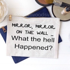 Miroir miroir sur le mur... Que s’est-il passé? SVG, fichier numérique, fichier découpé pour silhouette et cricut, signe en bois, conception de sac de maquillage