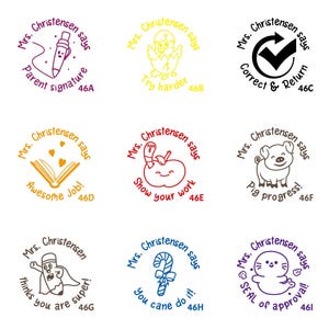 以下が含まれることがあります： 異なるメッセージとイラストが描かれた、カラフルな丸い先生用スタンプが9個あります。スタンプには、「保護者の署名」、「もっと頑張ろう」、「修正して返却」、「素晴らしい仕事」、「あなたの仕事を見せてください」、「豚の進歩」、「あなたは素晴らしいと思います」、「あなたはできます」、「承認の印」などのフレーズが書かれています。