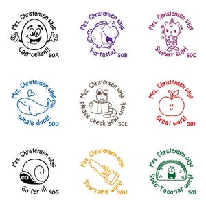 Könnte beinhalten: Neun runde Stempel mit Cartoon-Illustrationen und Texten. Jeder Stempel trägt den Text "Mrs. Christensen says." Die Designs umfassen ein Ei, einen Fisch, eine Meerjungfrau, einen Wal, einen Frosch, einen Apfel, eine Schnecke, eine Säge und einen Taco, mit Sätzen wie "Egg-cellent!"