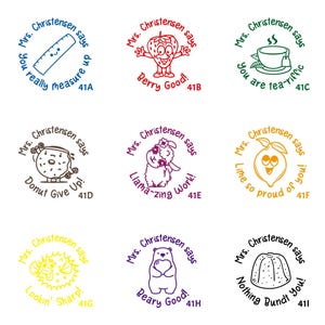 Puede incluir: Nueve sellos de goma redondos y coloridos con diferentes ilustraciones y textos. Los sellos representan una regla, una fresa, una taza de té, una dona, una llama, un limón, un sol, un oso y un pastel bundt. Cada sello tiene el texto "Mrs. Christensen says" y un número.