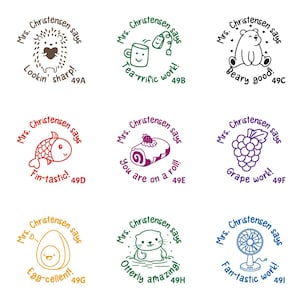 Pode incluir: Uma coleção de nove carimbos de borracha com vários desenhos e frases. Cada carimbo apresenta um design circular com o texto "Mrs. Christensen says" e uma imagem e um trocadilho diferentes, como um ouriço com "Lookin' sharp!"