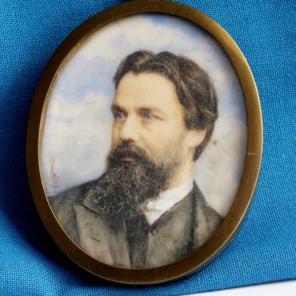 Finely Painted Antique Portrait Miniature Of A Man In Oval Frame - Signed