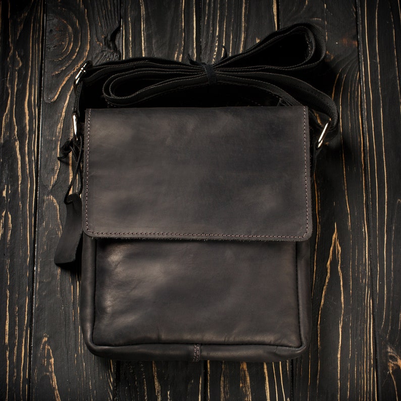 Sac en cuir pour homme, sac à bandoulière fait main pour homme, sac à bandoulière en cuir gravé, besace en cuir personnalisée, cadeau d'anniversaire pour lui Noir