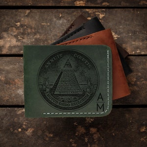Annuit Coeptis, Pyramid All-Seeing Eye of Providence - billetera plegable de cuero grabada para hombres y mujeres, billetera minimalista, regalo de cumpleaños