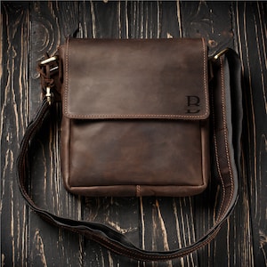 Sac en cuir pour homme, sac à bandoulière fait main pour homme, sac à bandoulière en cuir gravé, besace en cuir personnalisée, cadeau d'anniversaire pour lui image 1