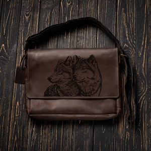 Bolso con foto - bolso bandolera hecho a mano para hombres - cartera grande de cuero - mensajero de cuero grabado - bolso de cuero personalizado para tableta - bolso para hombres