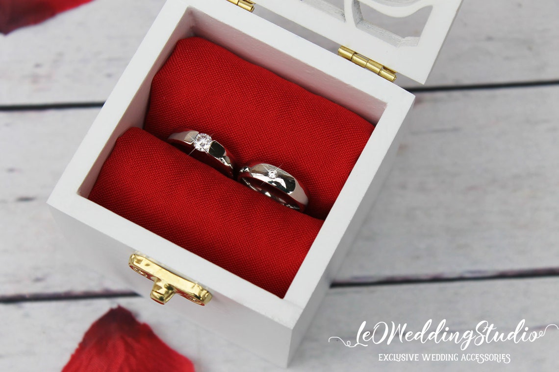 Light Up Ring Box Luxury Heart Shape LED Ring Box Jewelry Wedding Engagement Proposal Light Case Velvet Engagement Ring Box