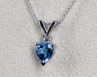 Pendentif coeur diamant topaze bleue suisse naturelle en or 14 carats ou or 18 carats chaîne incluse / Pierre de naissance de décembre / Anniversaire, cadeau d'étape importante