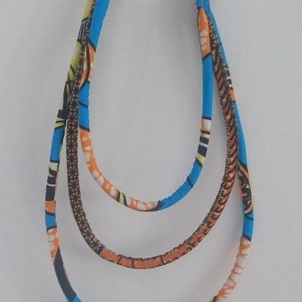 Collier en tissus africains, réalisé dans de superbes wax aux couleurs chatoyantes, principalement bleu et orange