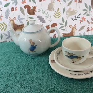 Delizioso servizio da tè con Peter Rabbit.