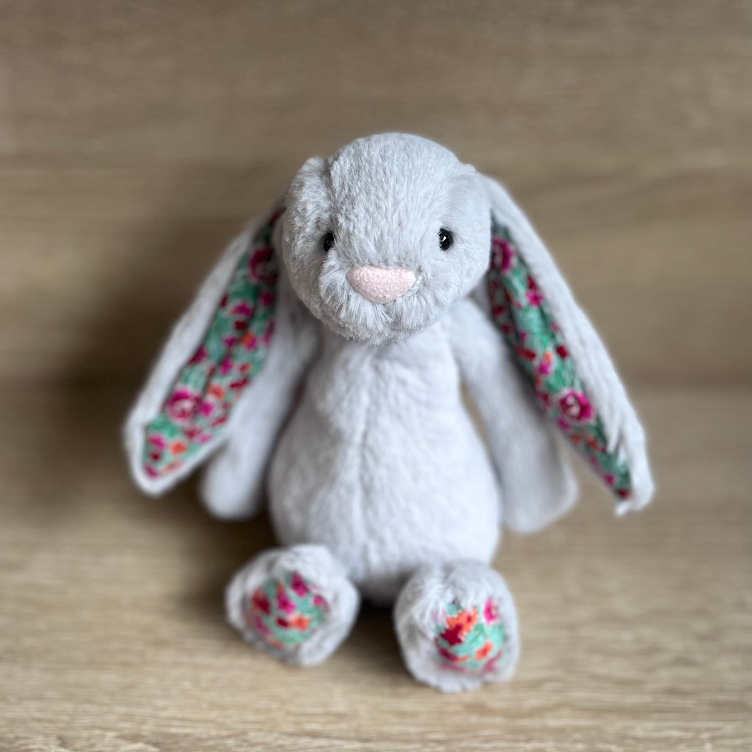 Peluche Conejo Blossom Silver de la marca original Jellycat